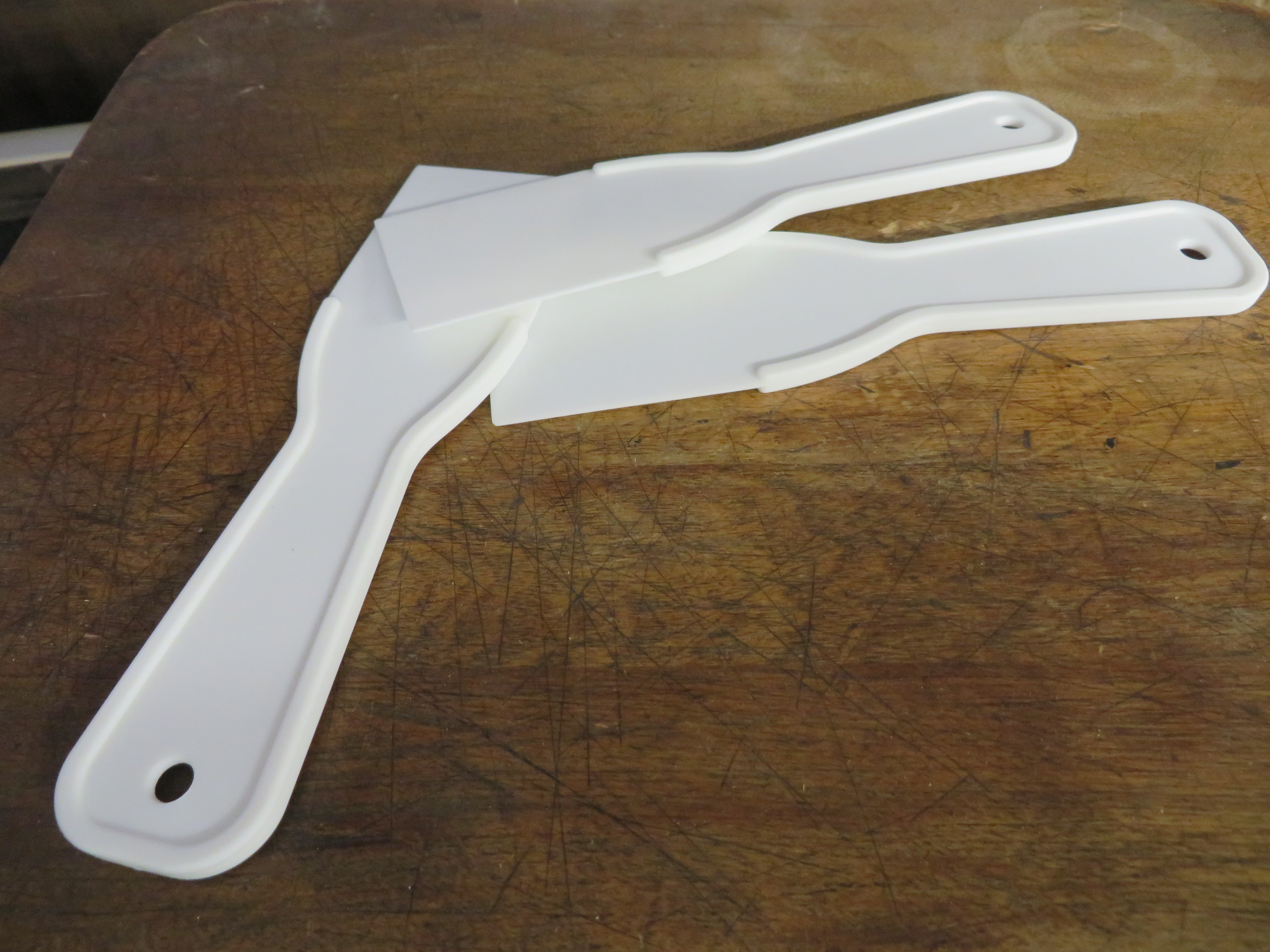 Flexible Plastic Putty Knife – Your Ink’s New Best Friend!